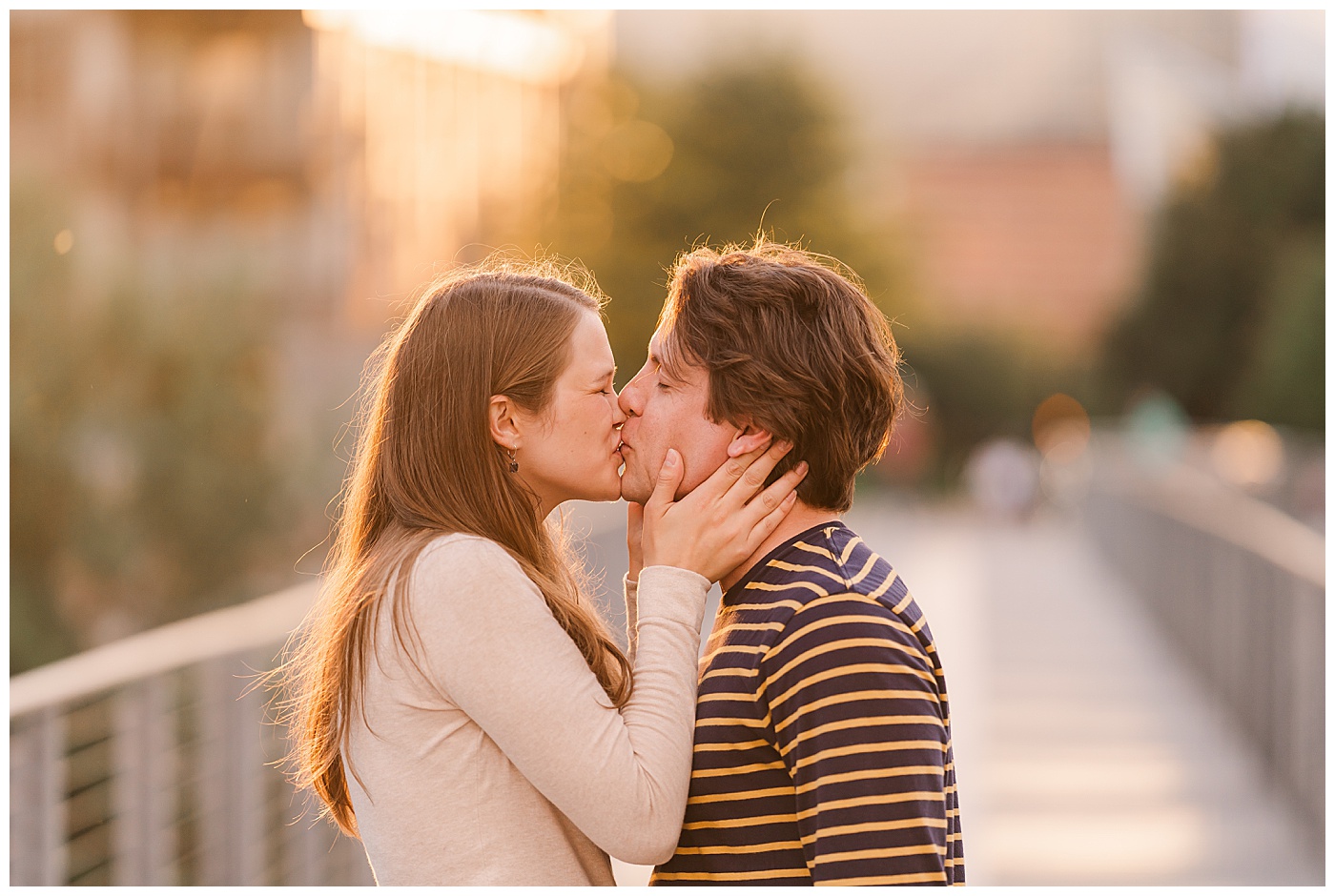 Chattanooga Kissing Couple